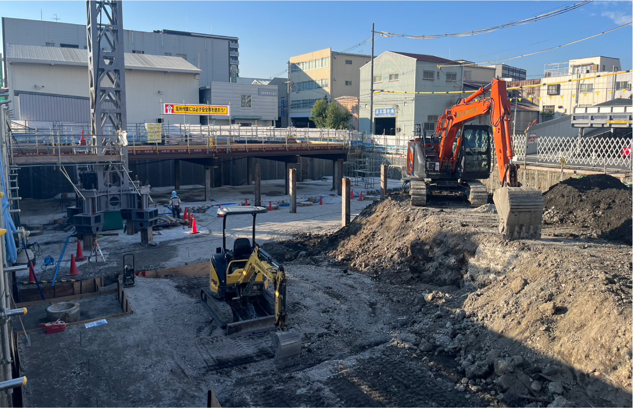 バックホウ（油圧ショベル）での掘削の様子