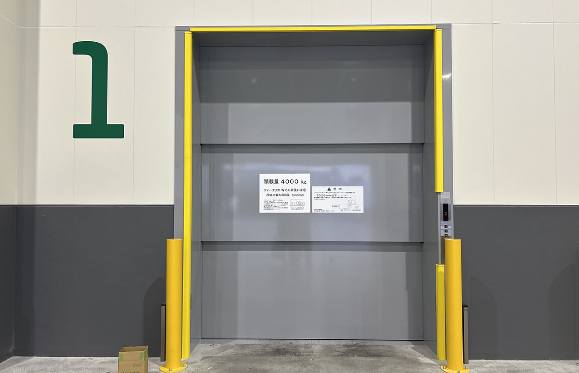 各階にエレベーターが設置されており、フォークリフトのまま乗りこめることで、効率的に作業を進めることができます。