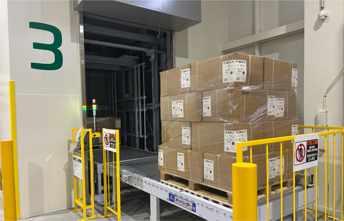 各階に設置された垂直搬送機により、大切な荷物を安全かつ効率的に運ぶことが可能となっております。