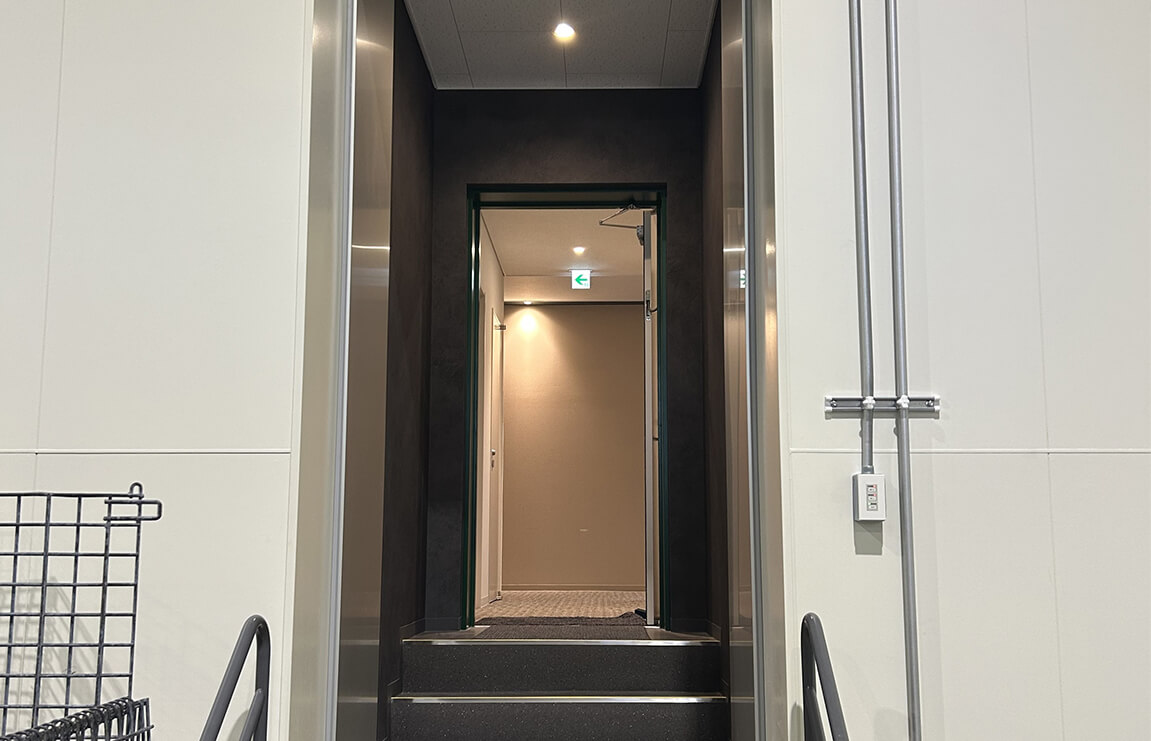 倉庫棟すべてのフロアに事務所棟へ移動ができる廊下を設置し、業務連携を強化しています。